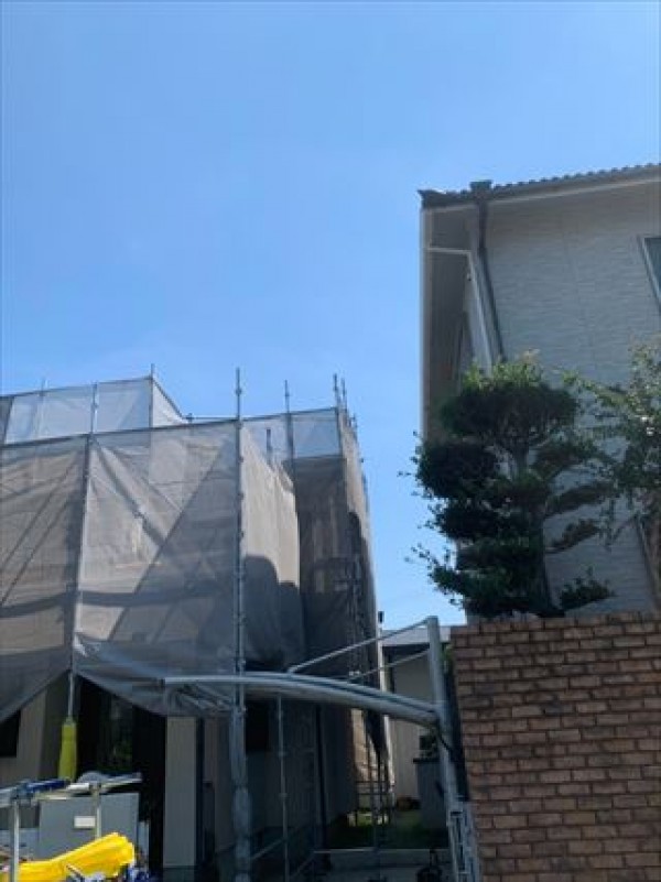 足場を組んだ後にモルタル外壁の下地補修を行いました　神戸市垂水区IS様邸塗装工事サムネイル