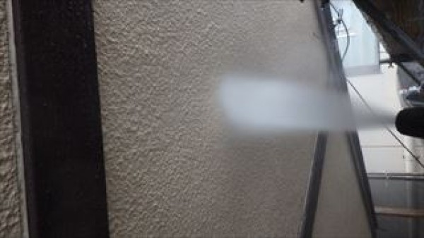 雨の中高圧洗浄を行いました　神戸市垂水区MM様邸塗装工事サムネイル