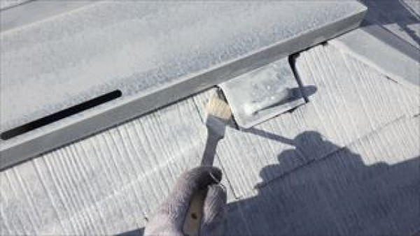 外壁廻りはシーリング職人がシール打ち替えを行い、塗装職人は屋根の塗装をしますサムネイル