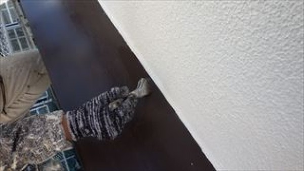 窓ふきなどの清掃作業と付帯部上塗り2回目　神戸市NB様邸塗装工事サムネイル