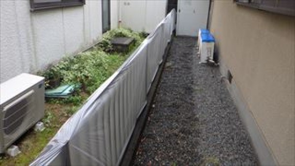 先行作業でガレージ土間やタイルと塀を高圧洗浄します　神戸市北区サムネイル
