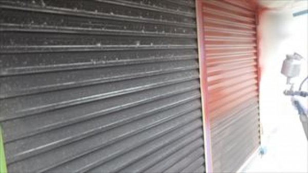 雨戸の吹付け塗装と付帯部の上塗り2回目　神戸市TN様邸サムネイル
