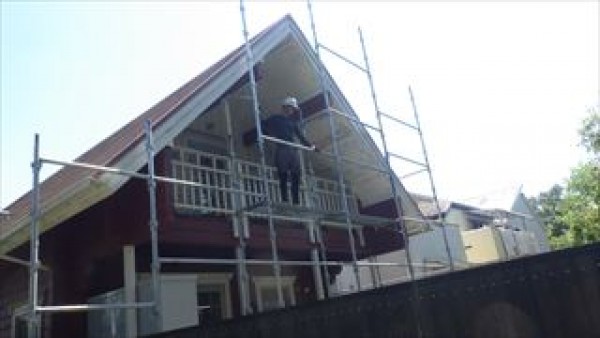急勾配の屋根の塗り替え　屋根足場組みサムネイル
