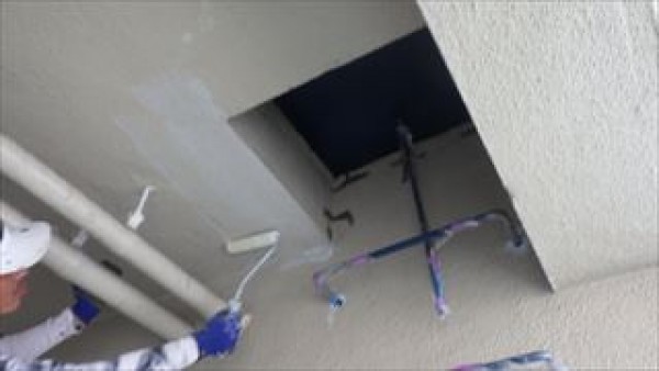 廊下と階段室の天井と壁の塗装　神戸市マンション改修塗装工事サムネイル