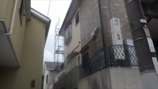 急こう配の屋根にも足場を組みます　神戸市垂水区ID様邸塗装工事サムネイル