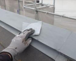 足場の組み終わった後は屋根と外壁の高圧洗浄を行いますサムネイル
