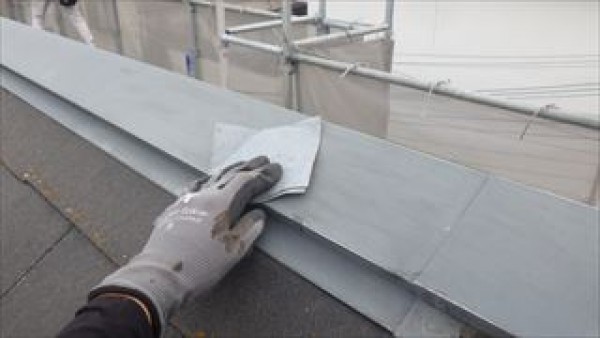 足場の組み終わった後は屋根と外壁の高圧洗浄を行いますサムネイル