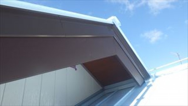 軒木部の木材保護塗料塗りと破風板の板金カバー取付けサムネイル